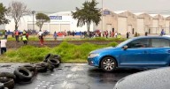 Un hombre balea a dos manifestantes durante una protesta en Toluca, Edomex