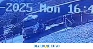 VIDEO: así chocó un motociclista contra un camión en un callejón de Santa Lucía
