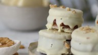 Alfajores de chocolate blanco y nuez: una bomba de sabor que vas a amar para la merienda o desayuno de este domingo