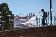 Tec Saltillo y estudiantes se deslindan de lona colgada en el puente de Venustiano Carranza