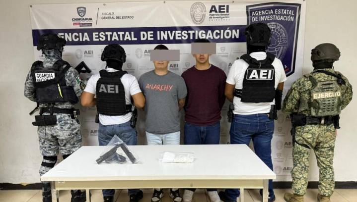 Detienen a dos presuntos narcomenudistas con arma de fuego en Cd. Juárez