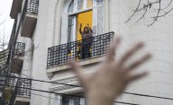 Cristina Kirchner salió al balcón a saludar a la militancia, a tres años del intento de magnicidio