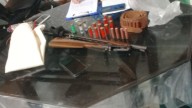Secuestraron armas y municiones en dos allanamientos en Centenario; un hombre fue detenido