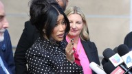 Cardi B ataca a un hombre en medio de su juicio por agresión civil (VIDEO)