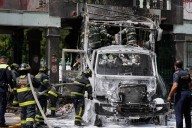 Encapuchados atacan y queman camión en instalaciones militares en México tras protesta por Ayotzinapa