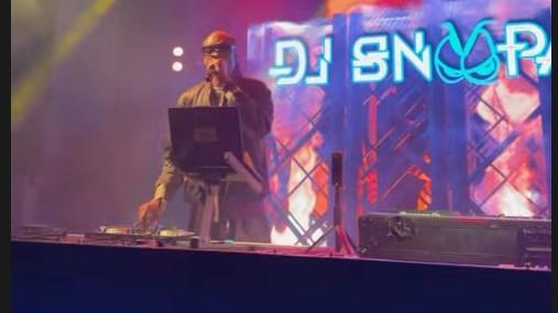 Snoop Dogg performs pre-afl grand final gig at St Kilda’s The Espy and turns up at BWS bottle
