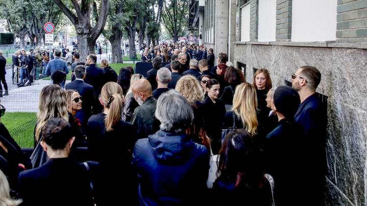 Milán da el último adiós al «rey» de la moda, Giorgio Armani