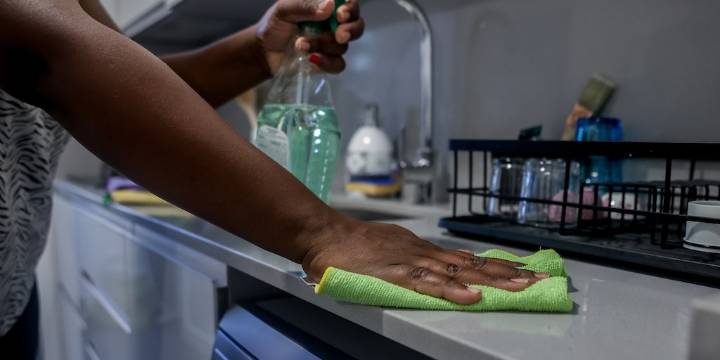 Jalón de orejas a quienes no pagan salario, salud y pensión a las trabajadoras domésticas: Corte recordó obligaciones