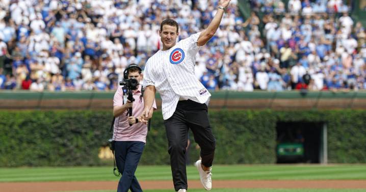 Anthony Rizzo retires with the Chicago Cubs, nearly catches home run in Wrigley bleachers
