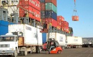 La recesión frenó a las importaciones y el superávit fue el mejor desde diciembre