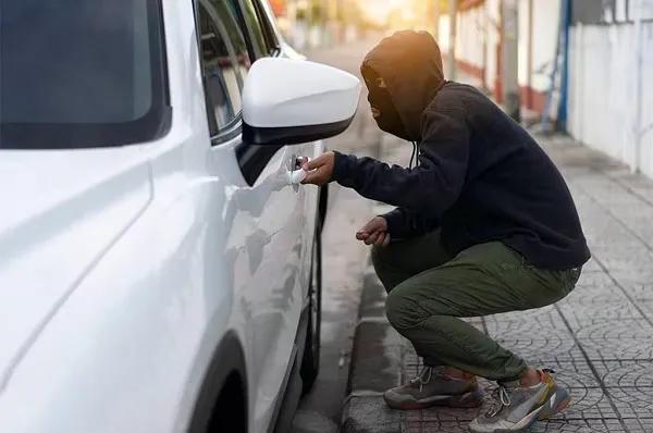 Metán: Detuvieron a un hombre por robar dinero de un vehículo con un inhibidor de alarma