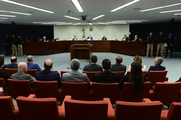Juicio a Bolsonaro se reanuda con críticas de magistrado al proceso