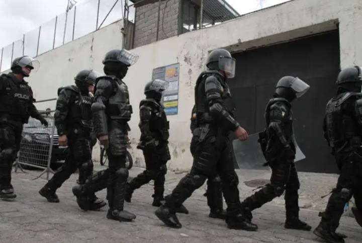 El ministro de Defensa de Ecuador lidera una “intervención militar masiva” en una cárcel de Guayaquil