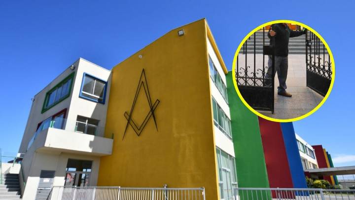 Aplican millonaria multa a colegio por dejar fuera a los alumnos que llegan tarde