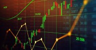 El dólar se acerca a los $1.400: subió otro escalón este viernes y el riesgo país superó los 900 puntos