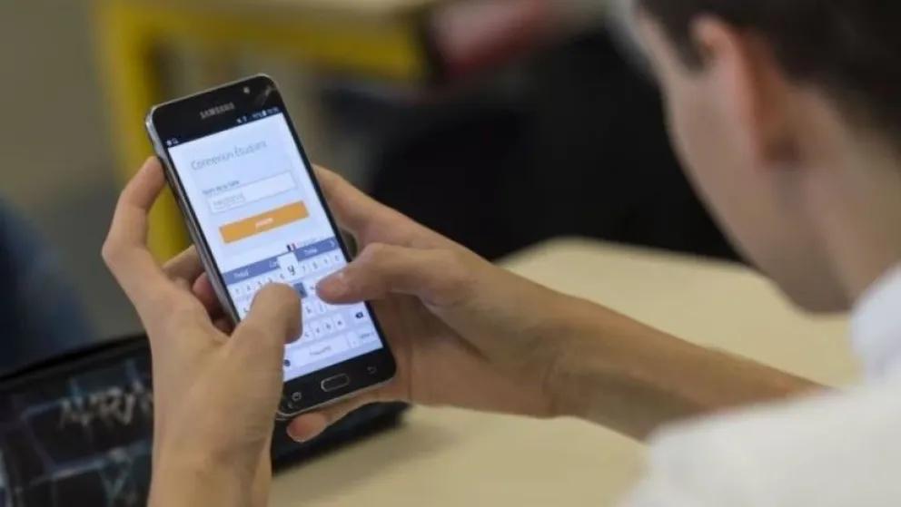 A partir de 2026, los alumnos de primaria de Buenos Aires no podrán usar celulares en la escuela