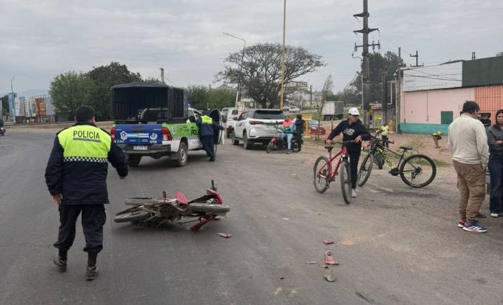 Un violento choque entre una moto y una camioneta de gran porte dejó un herido grave en Lastenia