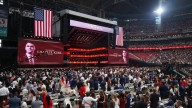Funeral de Charlie Kirk reúne a más de 100.000 personas en Arizona
