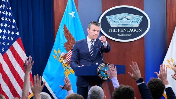 Pentagon orders journalists to agree to new reporting rules 