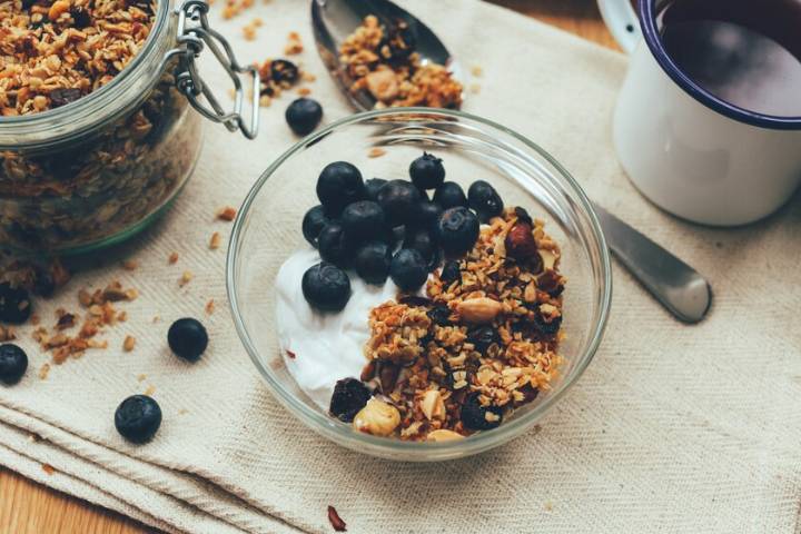 Dime a qué hora desayunas y te diré cómo envejeces: un nuevo estudio asocia el desayuno tardío con una menor esperanza de vida