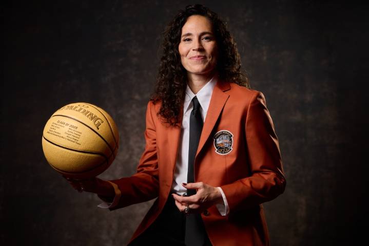 UConn's Moore, Bird speak of connection in HOF induction