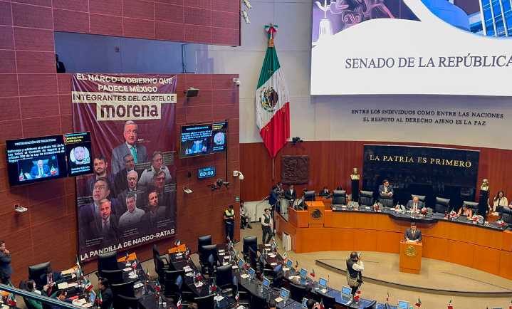 Acusa Alito intolerancia a manta de Cártel de Macuspana en Senado