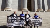 Víctimas de abusos sexuales se concentran ante el Congreso para pedir que los delitos de pederastia no prescriban