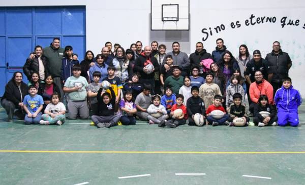 Sastre visitó la Escuela de Rugby "Aonikenk RC"