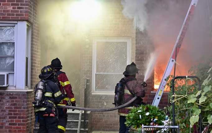 Incendio causa graves daños en edificio en Hempstead