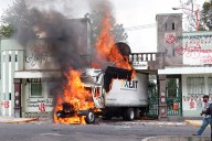 Queman camión en instalaciones militares en México tras protesta