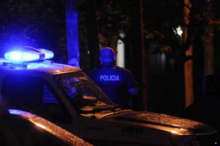 Motociclista detenido tras evadir un control y chocar un móvil de Tránsito