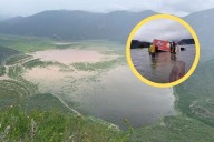 En Eloxochitlán, lluvias hacen crecer el nivel de laguna y que camioneta se hunda