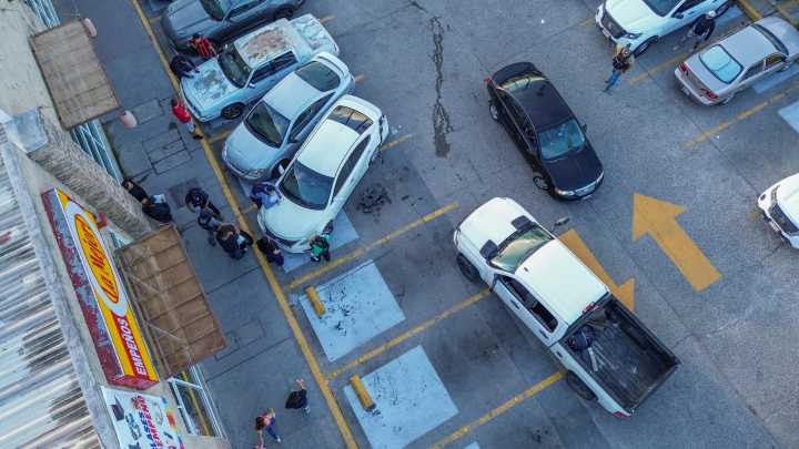 Conductor choca 5 vehículos estacionados en Calimax Fundadores al intentar huir