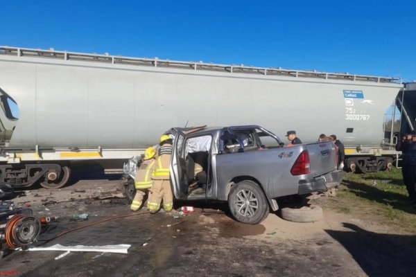 ACCIDENTE FATAL! Mueren en el acto tres personas tras choque con un tren (IMÁGENES)