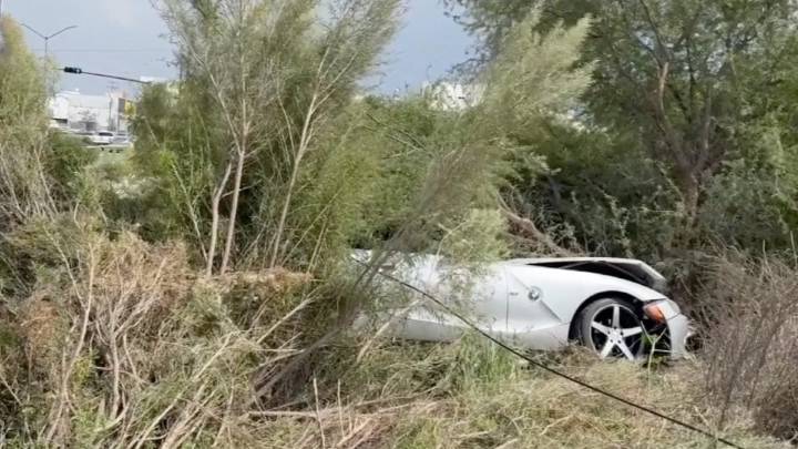 Mujer sufre salida de camino tras manejar a exceso de velocidad