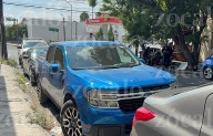 Mujer retorna sin precaución y choca contra dos autos en la colonia Centenario