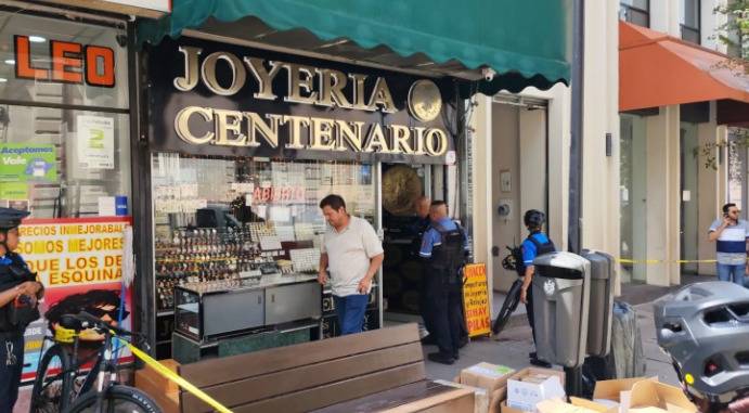 Desalojan joyería Centenario tras seis años sin pagar renta