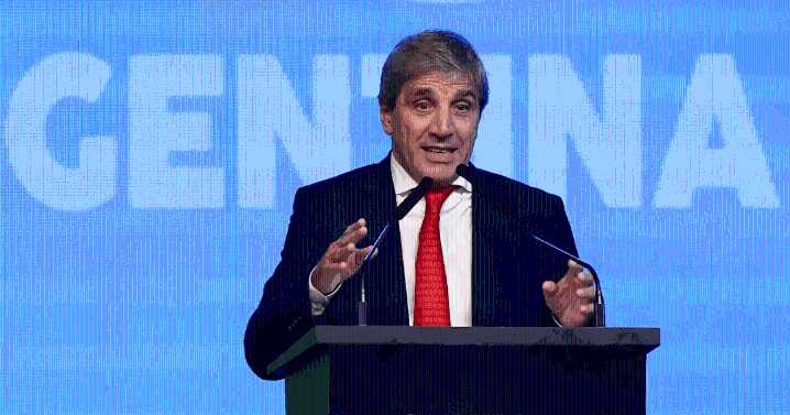 Luis Caputo defendió las restricciones al dólar: «Se cortó un kiosco de unos pocos»