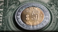 Peso hila dos días con pérdidas pero en el acumulado semanal avanza