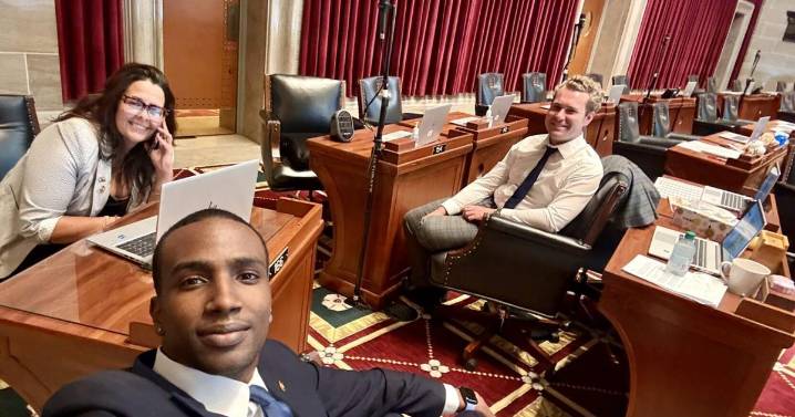 Mo.Dems. sleep on House floor in protest of special session