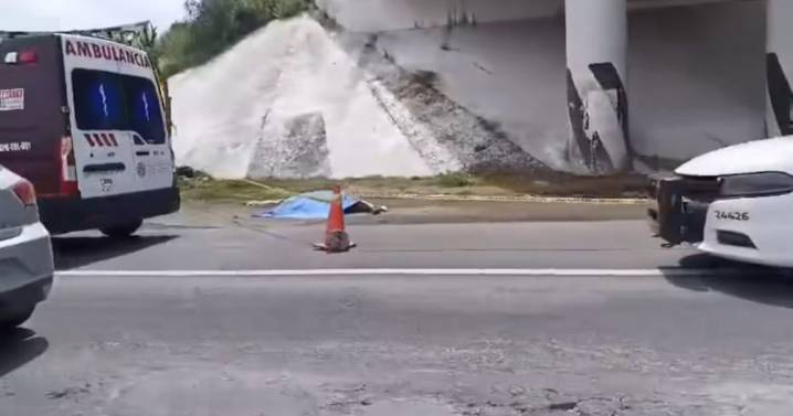 Auto atropella a ciclistas en la México-Pachuca y huye: Reportan un muerto y dos hospitalizados