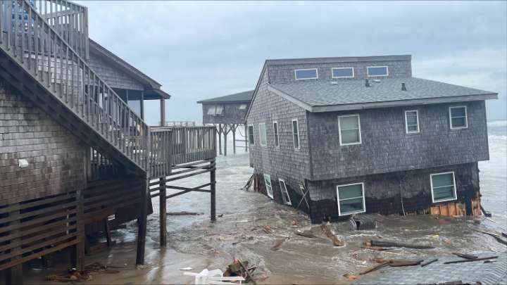 5 houses collapse into the ocean on the Outer Banks