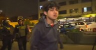 Policía bota al streamer Sacha mientras transmitía la marcha contra la reforma de la AFP en Kick: "Avanza nomás"