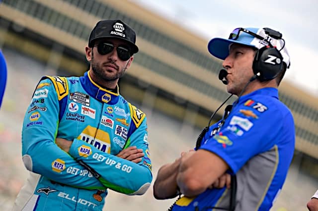 Analysts Bail Out Alan Gustafson as Chase Elliott Fans Turn on Him After Bristol Shocker Analysts defend Alan Gustafson as Chase Elliott fans rage over Bristol’s 38th