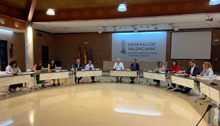 Educación abre la puerta a una subida salarial para los docentes si mejora la financiación
