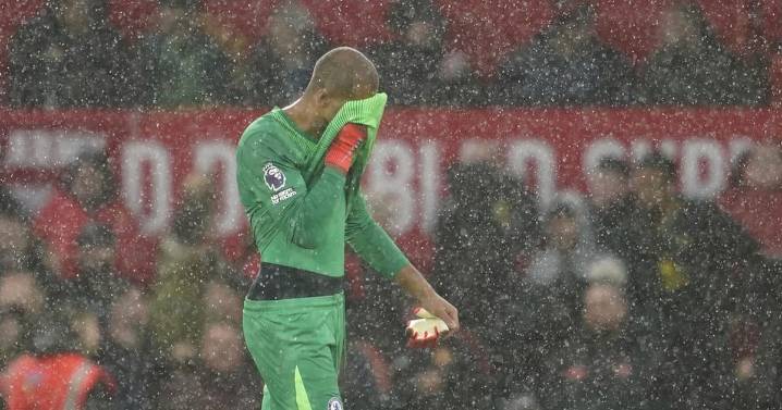 Chelsea's Robert Sanchez red-carded after 5 minutes against Man United