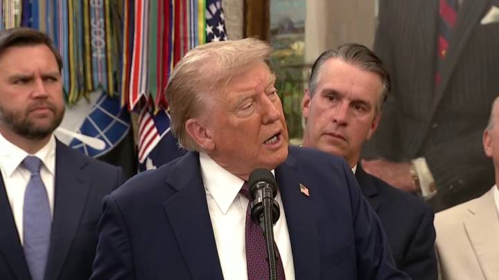 Trump dice que ejército de EEUU atacó un barco proveniente de Venezuela