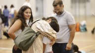 Despedida en Avilés a un centenar de niños saharauis tras un verano en Asturias: "Es un vínculo muy bonito"