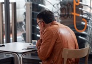 Fumadores y hosteleros, en pie de guerra contra el veto al tabaco en las terrazas: «Nos mata, es un recorte a las libertades»