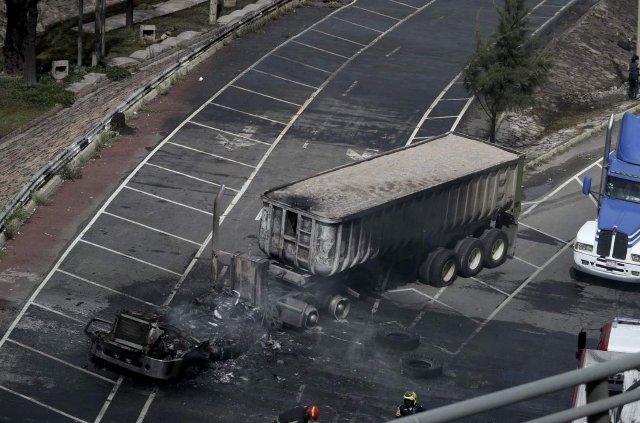 Pipa de gas volcó tras dos choques y exceso de velocidad en la ruta México